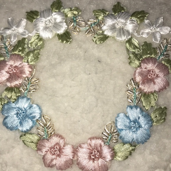 New Beautiful heart shape 3D Flower Appliqué - Picture 2 of 3